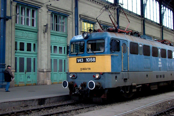 В Будапеште расположены три железнодорожных вокзала: Восточный вокзал «Келети», Западный вокзал «Нюгати» и южный вокзал «Дели»